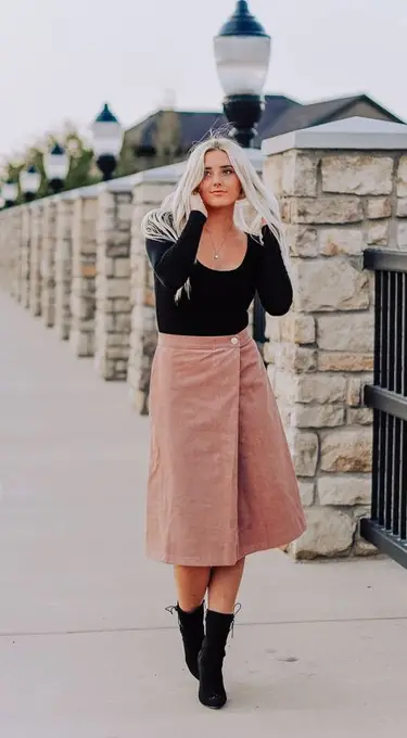 16 Cute Outfits With a Corduroy Skirt
